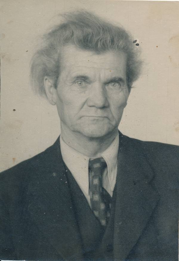 Juhan Simmi rinnaportree 1949a.