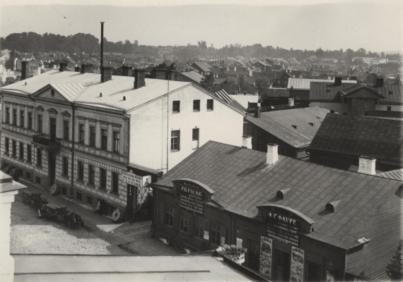 Tartu, Holmi t vaade. Ees Faure metallivabriku hooned: kivist esindushoone ja kauplus (paremal).