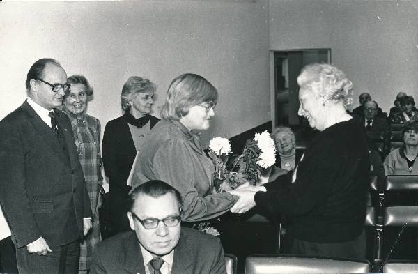 Tartu kodu-uurimispäev TÜ Teaduslikus Raamatukogus 1987a. Hans Kruusi lesele kingitakse lilli.