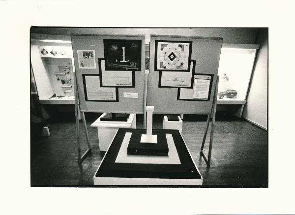 Tartu Linnamuuseumi ekspositsioon 1988a. Vaade mälestussamba kavanditele.
