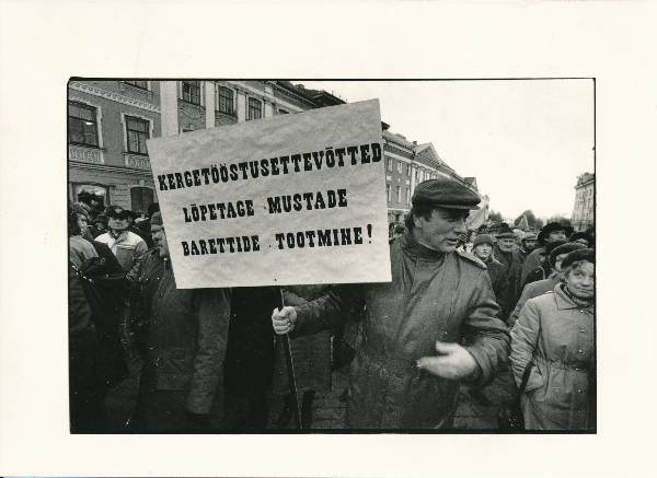 Miiting miitingute kaitseks Tartus Raekoja platsil 1988a.