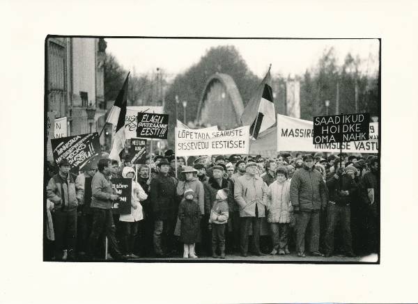 Miiting miitingute kaitseks Tartus Raekoja platsil 1988a.