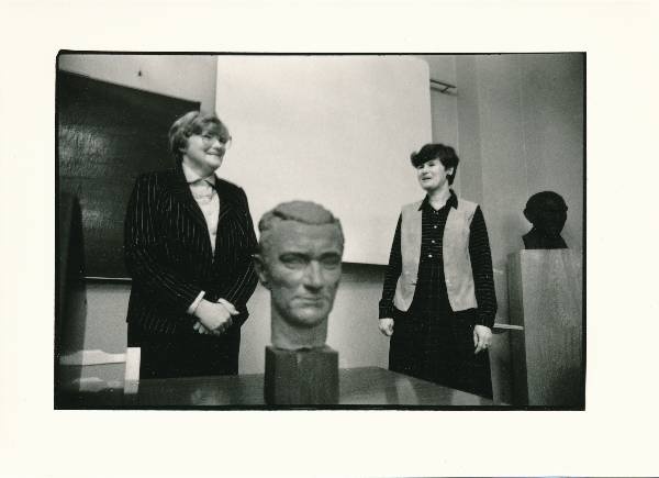 Karl Ristikivi päev 1988a, esiplaanil Ristikivi kuju.