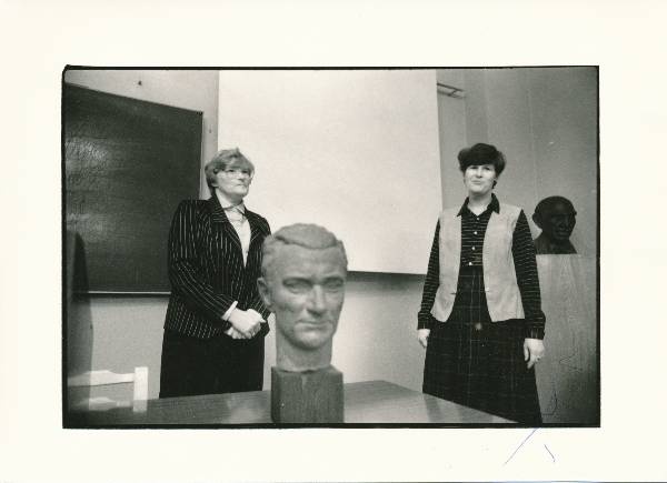 Karl Ristikivi päev 1988a. Laual Ristikivi kuju- pea.