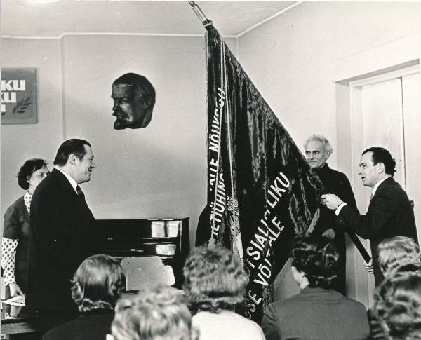 Tartu H. Heidemanni nimeline trükikoda, rändpunalipu üleandmine.  Vasakul trükikoja direktor Kalju Juus, paremal vabariikliku kirjastuskomitee esimees Lembit Kaik. 1979