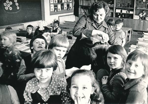 Tartu 3. keskkool, 6-aastased õpilased tunnis. 1979