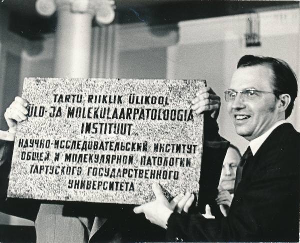 TRÜ üld- ja molekulaarpatoloogiainstituudi instituudi avaaktus ülikooli aulas. 1979