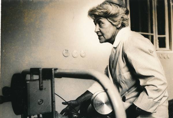TRÜ arstiteaduskond. Neuroloogia ja neurokirurgia kateedri dotsent Liivia Luts omakonstrueeritud portatiivseadmega radikuliidi raviks. Tartu, 1979.