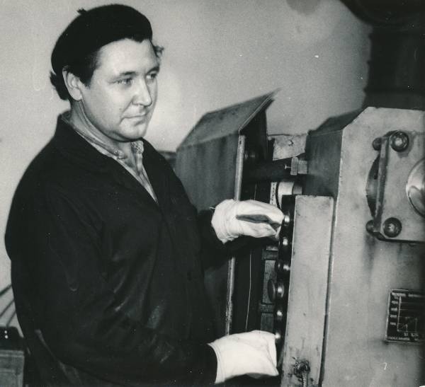 Tartu Aparaaditehas. Valaja survevalumasinal Ivan Sulpov. 1979