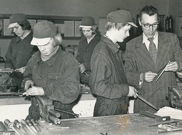 Tartu 17. kutsekeskkool. Tootmisõpetuse meister K. Ehasoo (paremal) õpilastega kooli töökojas. 1979