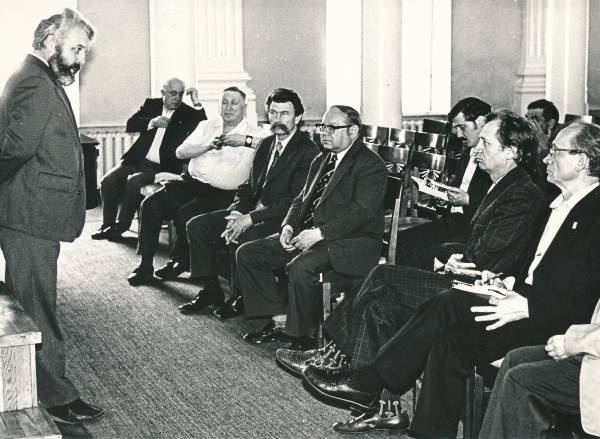 TRÜ. Leningradi kirjanikud ülikooli aulas. Kõneleb vene kirjanduse kateedri õppejõud Sergei Issakov. Esireas vasakult 3. kirjanik Heino Kiik.  1979