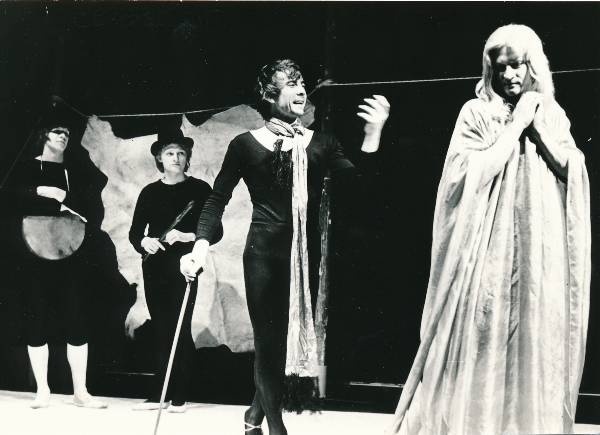 Teater Vanemuine. Lázló Gyurkó näidend "Elektra, mu arm", stseen lavastusest. Vasakult 1. Hannes Kaljujärv, 3. Peeter Kollom.  Tartu, 1979.