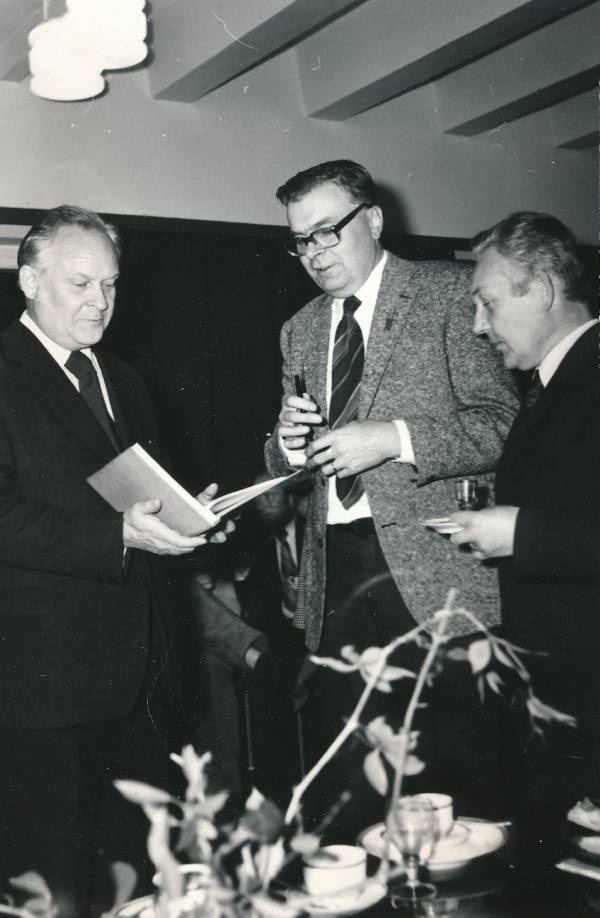 Tartu füüsikainstituut, (vasakult) ENSV TA president Karl Rebane, professorid Eero Suoninen ja Karl-Samuel Rebane. 1979