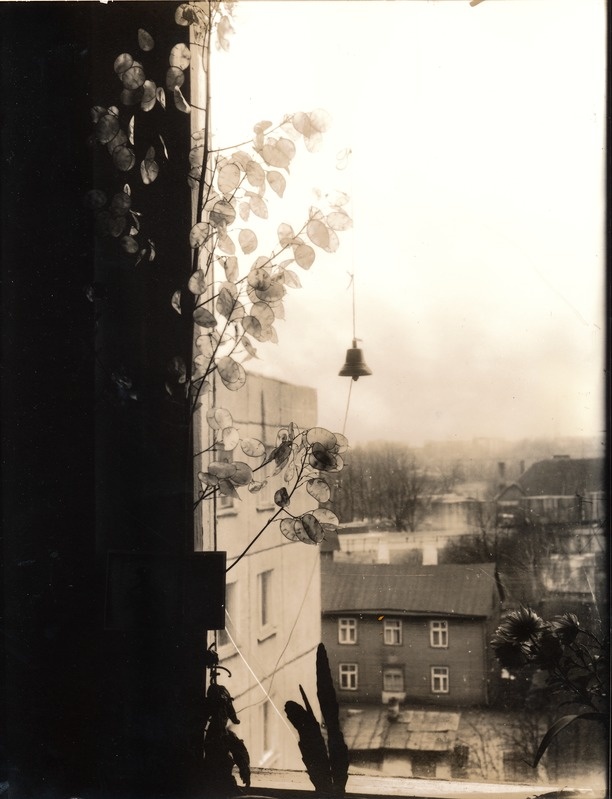Kunstiline foto. Vaade aknast linnale. Tartu 1986-1988.