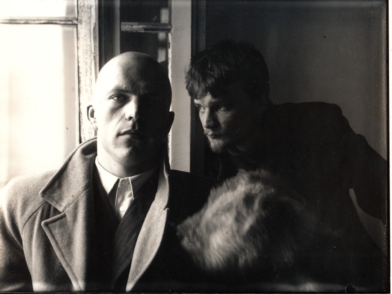 Kunstfoto. Kaks noormeest ja koer.