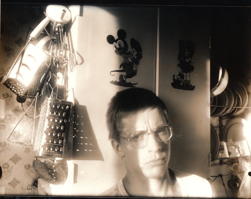 Kunstfoto. Autoportree prillidega noormehest 1988a.