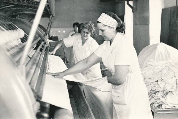 Tartu pesumaja, kalander. Triikijad Zinaida Metsnik ja Hilja Jantra. 1979