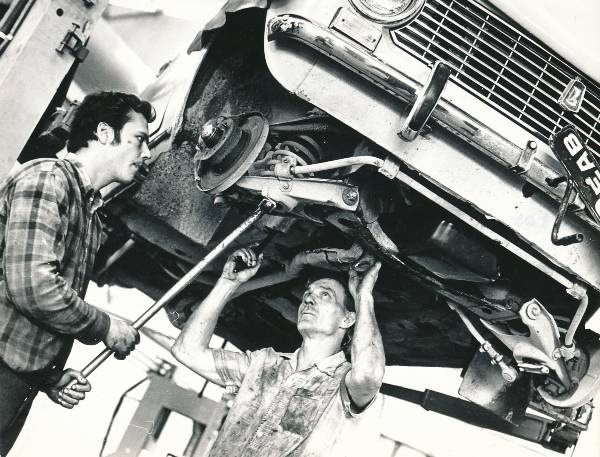 Tootmiskoondis Autoteenindus, Tartu autoteeninduse töökoda. Sõiduauto Lada remont, lukksepad Paul Ojaperv ja Villu Lepasalu. 1979