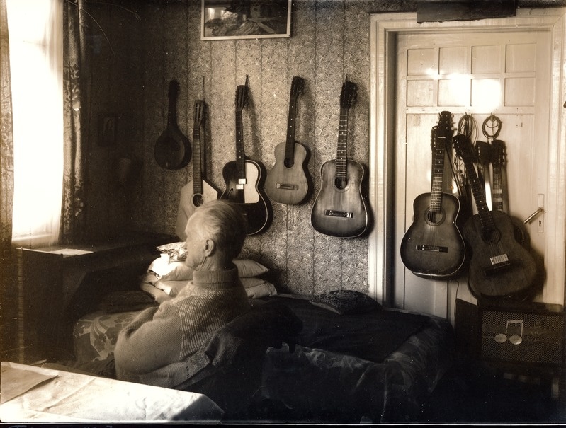 Kunstfoto. Vana mees aknast välja vaatamas Tartus Oa 1-1.