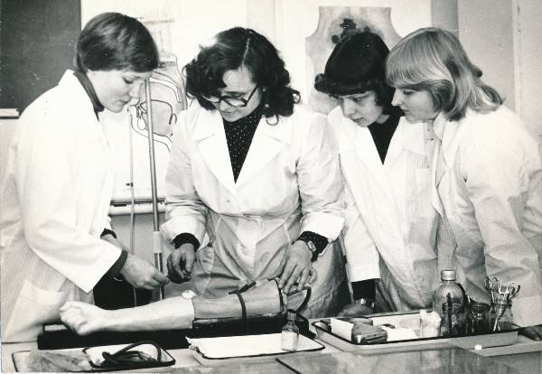 Tartu Meditsiinikool, praktikum. I kursuse õed Aime Valme, Anneli Kutsar ja Ly Sander õpetaja Juta Oja (vasakult 2.) juhendamisel. 1979