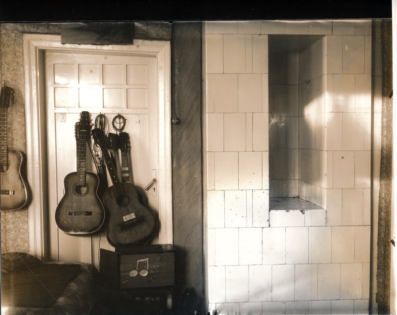 Kunstfoto. Kitarre täis riputatud toauks, pildistatud Tartus Oa 1-1.