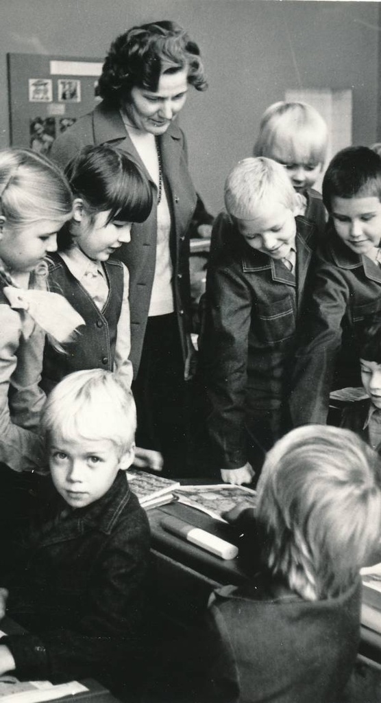 Tartu 10. keskkool. Vanemõpetaja Ilme Kaljuvee õpilastega. 1981