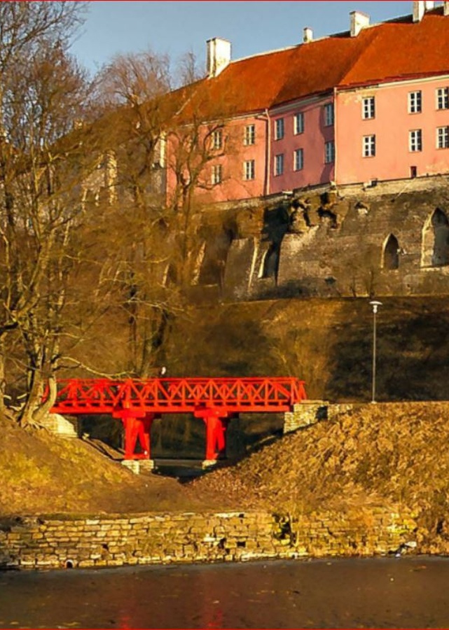 Talvine vaade Shnelli tiigi äärest Toompea müüri poole. rephoto