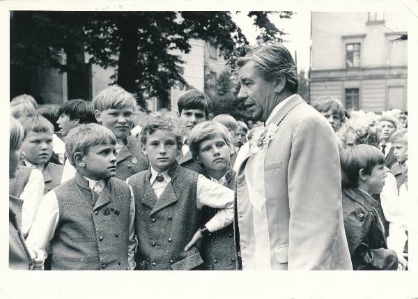 Tartu Poistekoor ja dirigent Uno Uiga. Tartu,1981.  Foto A. Alla.