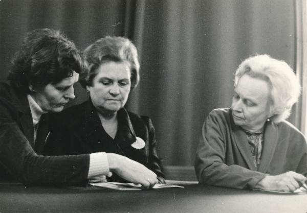 TRÜ arstiteaduskond, sünnitusabi ja günekoloogia kateedri juhataja professor Kadri Gross (paremal) kolleegidega nõupidamas. Tartu, 1981. Foto Aavo Juus.