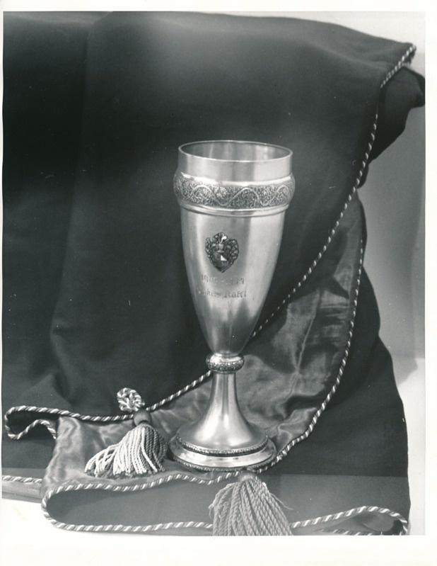 Üliõpilasorganisatsioonide näitus Tartu Linnamuuseumis 1989a. Ühe korporatsiooni hõbepeeker lipukanga taustal.