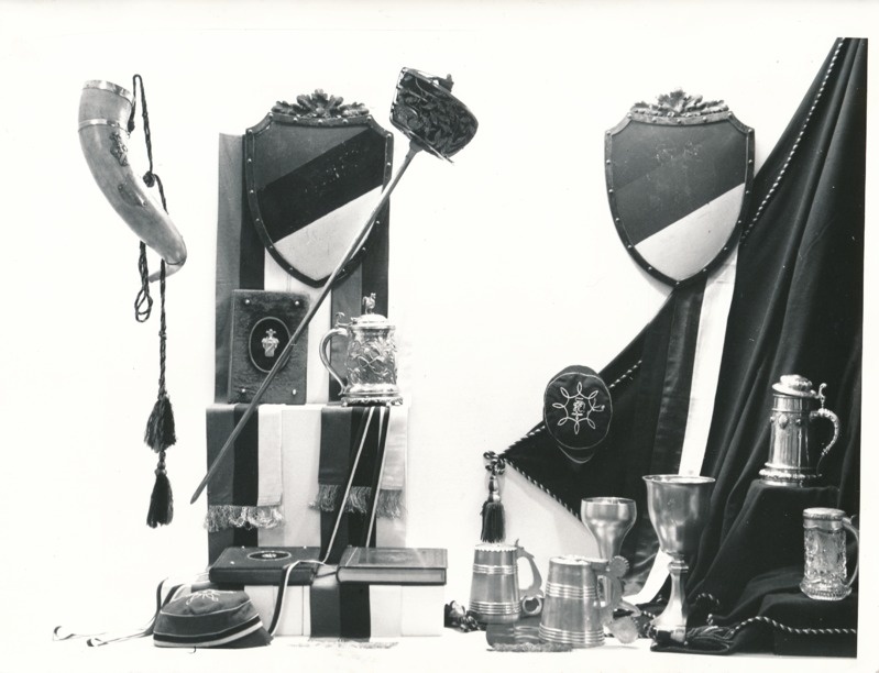 Üliõpilasorganisatsioonide näitus Tartu Linnamuuseumis 1989a. Vitriinis hõbekannud ja -peekrid, rahvussümboolika jne.