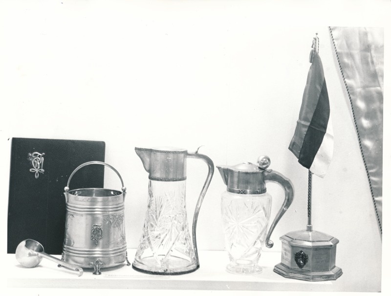 Üliõpilasorganisatsioonide näitus Tartu Linnamuuseumis 1989a. Vitriinis klaasist ja hõbedast valmistatud kannud, laualipp jm.