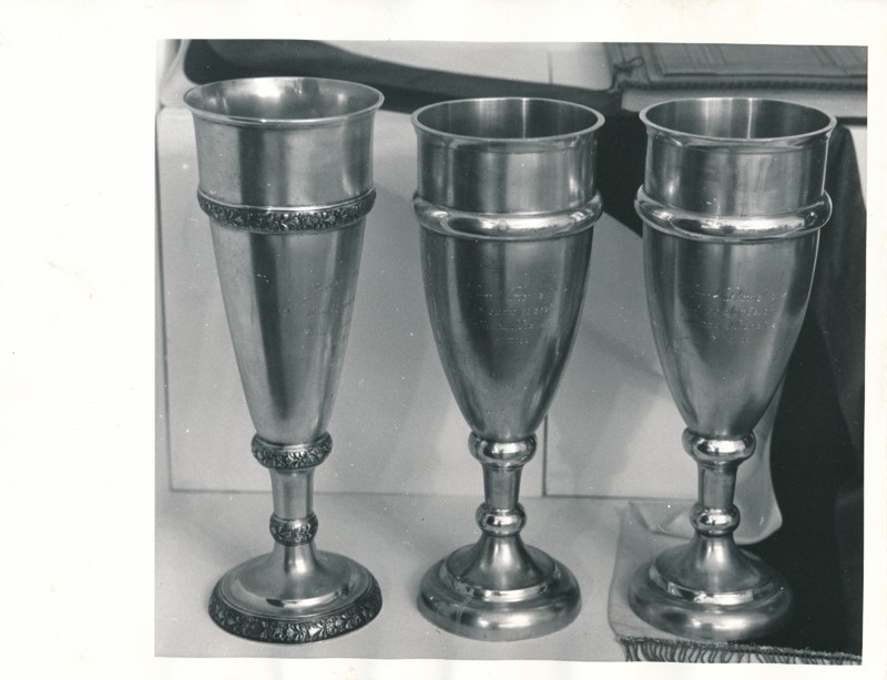 Üliõpilasorganisatsioonide näitus Tartu Linnamuuseumis 1989a. Esiplaanil 3 hõbepeekrit, peal lühike tekst.