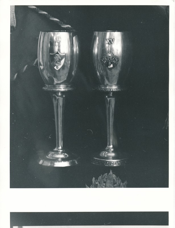 Üliõpilasorganisatsioonide näitus Tartu Linnamuuseumis 1989a. Esiplaanil 2 kõrge jalaga hõbepeekrit, peal korporatsioonide vapid.