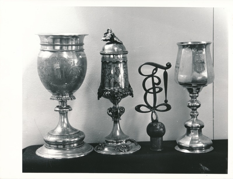 Üliõpilasorganisatsioonide näitus Tartu Linnamuuseumis 1989a. Hõbekarikad, peal ornamentika.