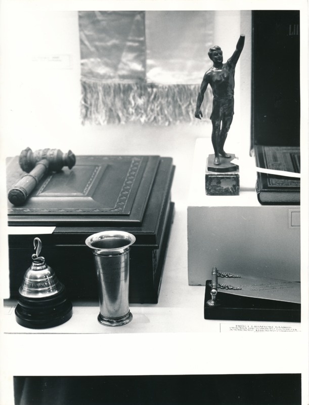 Üliõpilasorganisatsioonide näitus Tartu Linnamuuseumis 1989a. Poisi figuur, joogiklaas jm.