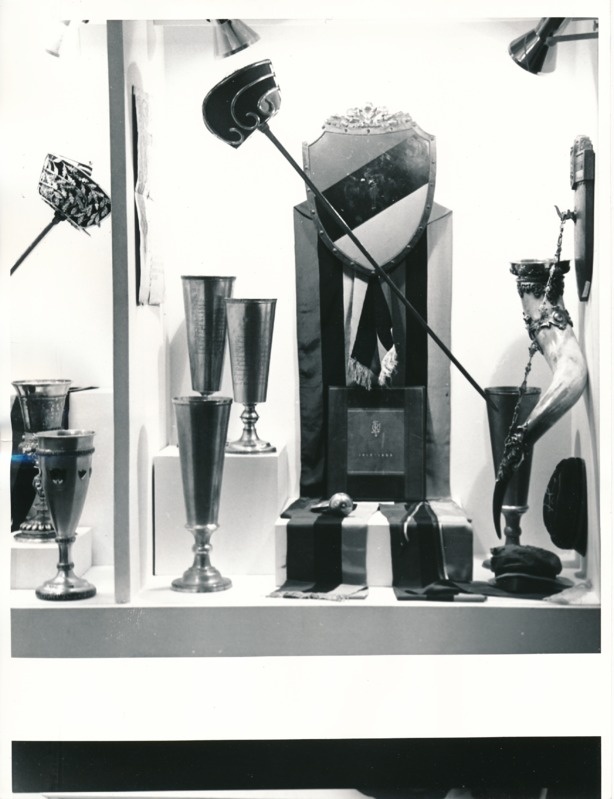 Üliõpilasorganisatsioonide näitus Tartu Linnamuuseumis 1989a. Hõbepeekrid, joogisarv, rapiirid, puust vapp, teklid.