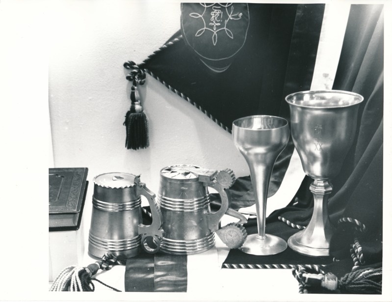 Üliõpilasorganisatsioonide näitus Tartu Linnamuuseumis 1989a. Hõbekannud, -peekrid jm.