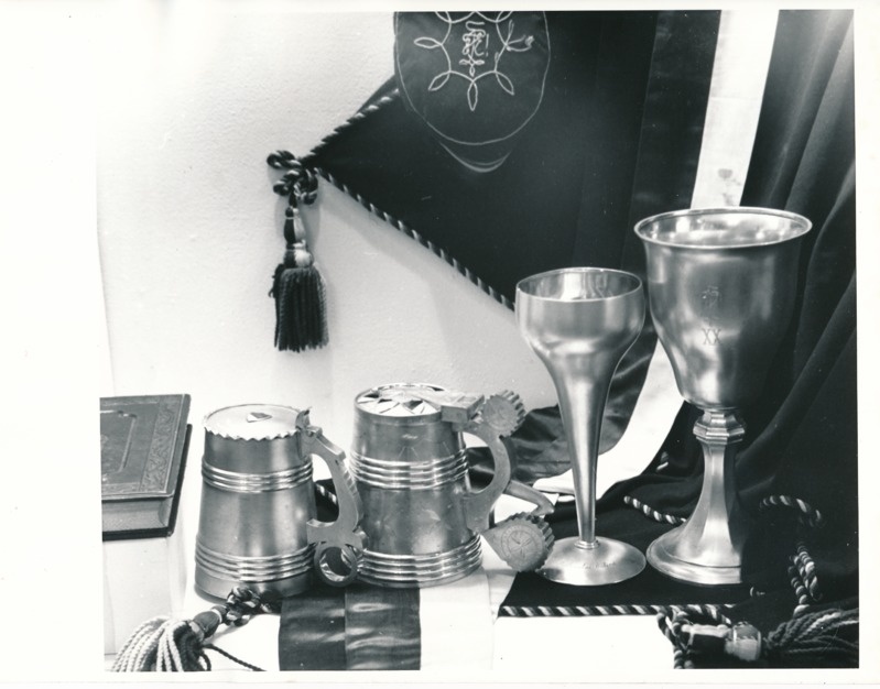 Üliõpilasorganisatsioonide näitus Tartu Linnamuuseumis 1989a. Hõbekannud, -peekrid jm.