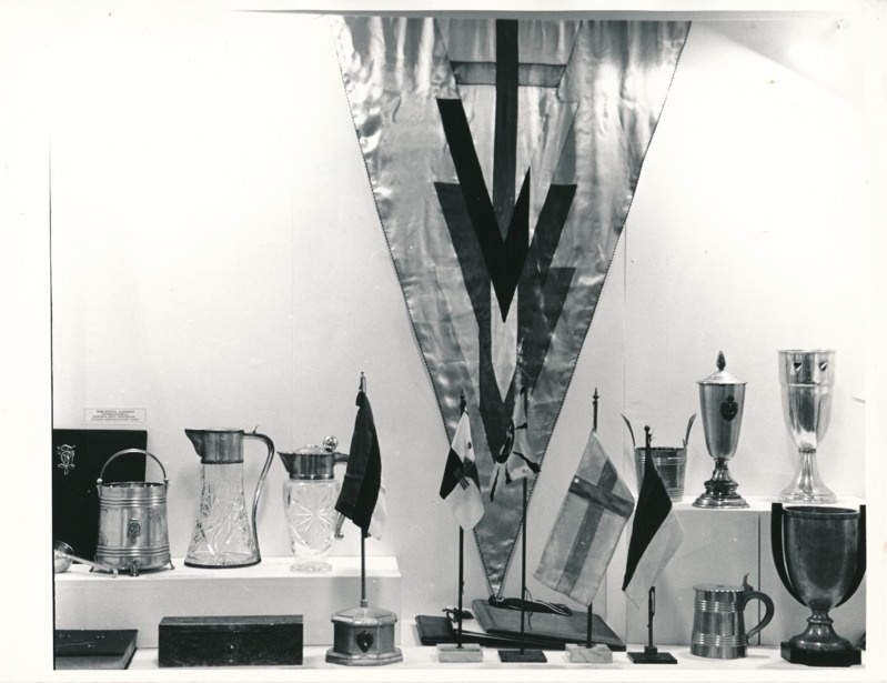 Üliõpilasorganisatsioonide näitus Tartu Linnamuuseumis 1989a. Hõbepeekrid ja -kannud, laualipid, albumid jm.