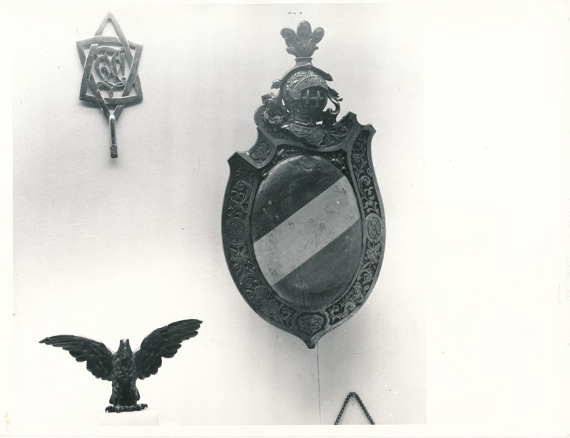 Üliõpilasorganisatsioonide näitus Tartu Linnamuuseumis 1989a. Suur puust vapp, sepistatud lipuots, puust kotkas väljasirutatud tiibadega.