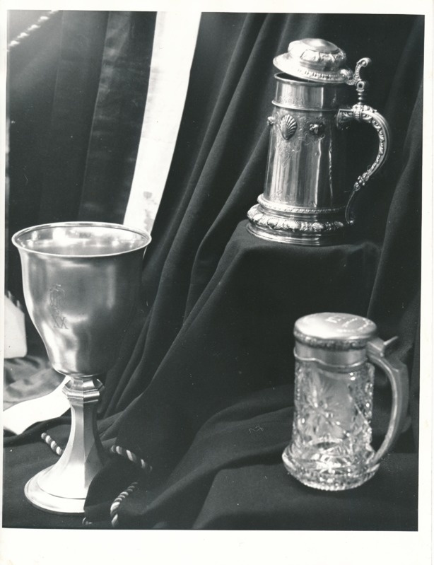 Üliõpilasorganisatsioonide näitus Tartu Linnamuuseumis 1989a. Hõbepeeker, -kann ja klaaskann, mille ornamentika.