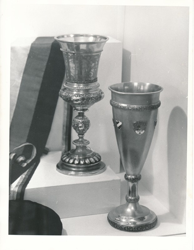 Üliõpilasorganisatsioonide näitus Tartu Linnamuuseumis 1989a. Kaks hõbepeekrit.