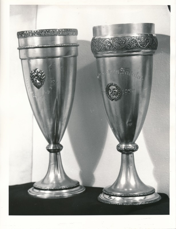 Üliõpilasorganisatsioonide näitus Tartu Linnamuuseumis 1989a. Kaks hõbepeekrit.