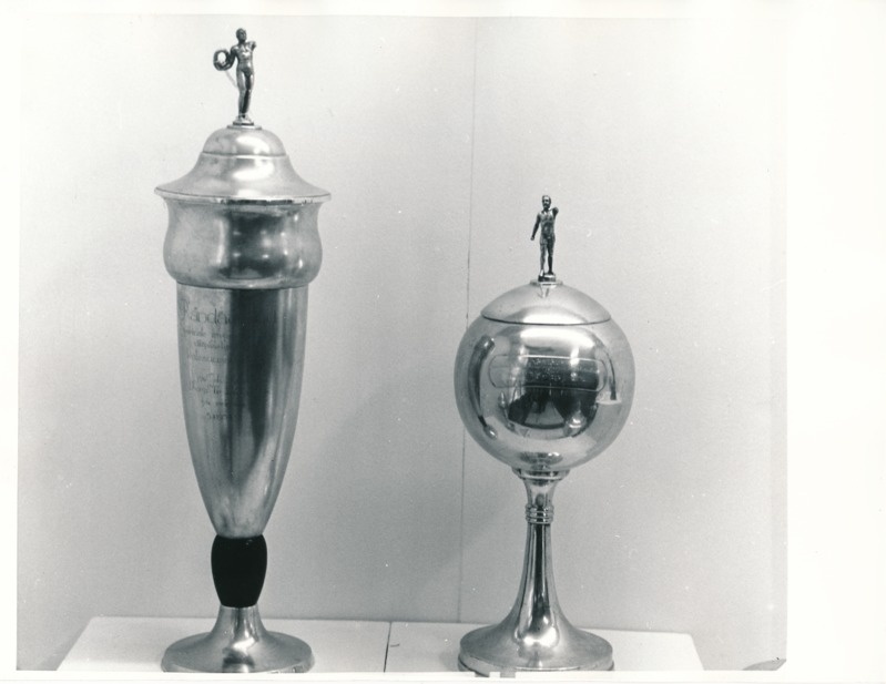 Üliõpilasorganisatsioonide näitus Tartu Linnamuuseumis 1989a. Kaks hõbedast rändkarikat, kirjad peal.