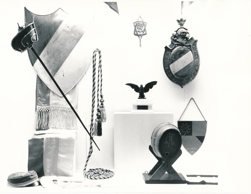 Üliõpilasorganisatsioonide näitus Tartu Linnamuuseumis 1989a. Vapid, lipunöörid, rapiir, tekkel jm.
