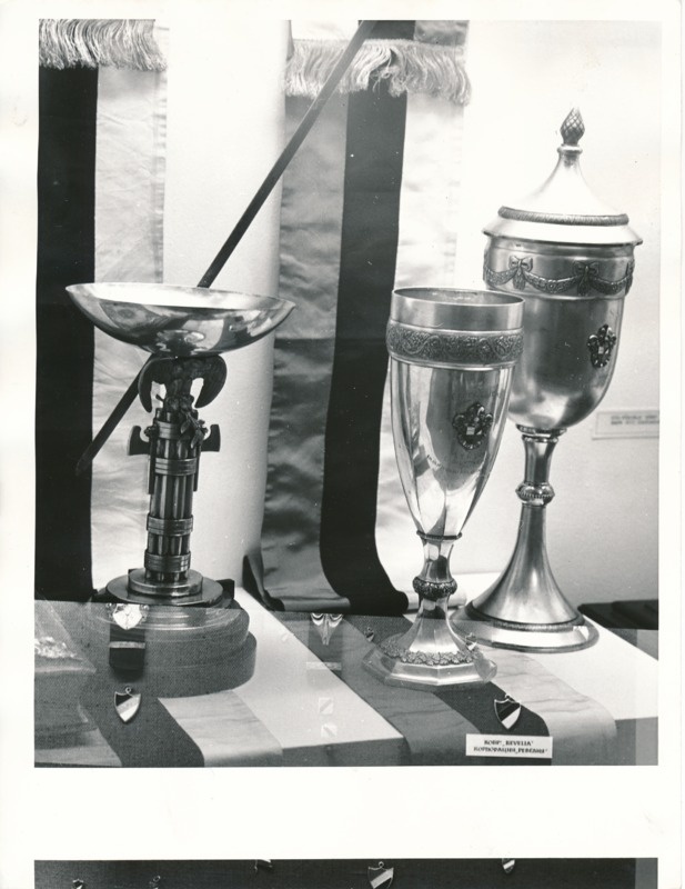Üliõpilasorganisatsioonide näitus Tartu Linnamuuseumis 1989a. Korpi "Revelin" 3 hõbekarikat.