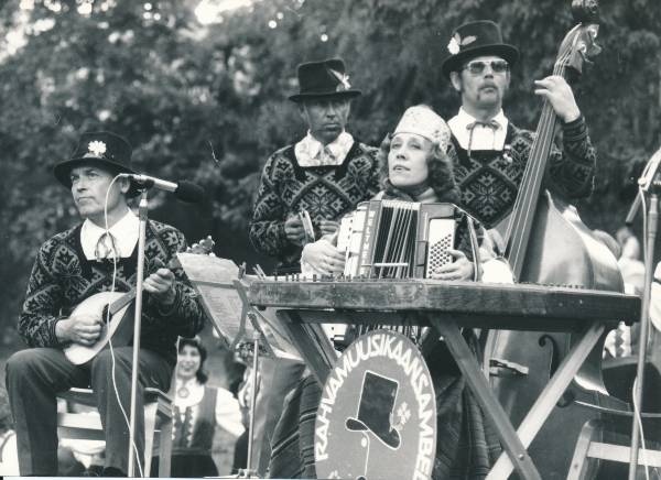 Tartu Rahvakunstipidu Toomel 1989a. Vaade külakapellile.
