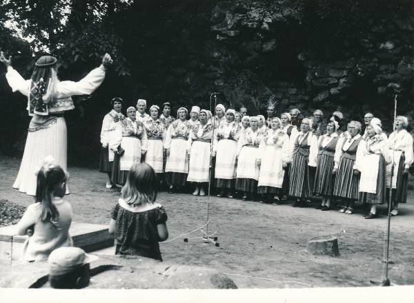 Memme-taadi laulupidu ohvrikivi juures Toomel 1989a. Laulab naiskoor.