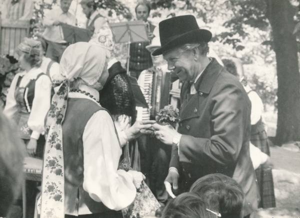 Memme-taadi laulupidu ohvrikivi juures Toomel 1989a.